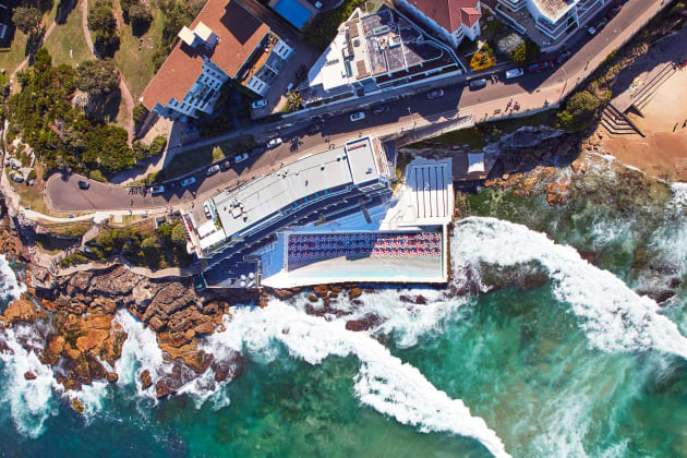 Bondi Icebergs adorned with Eugene Tan's 49-metre print of the Amalfi Coast. Photos © Eugene Tan, Aquabumps.
