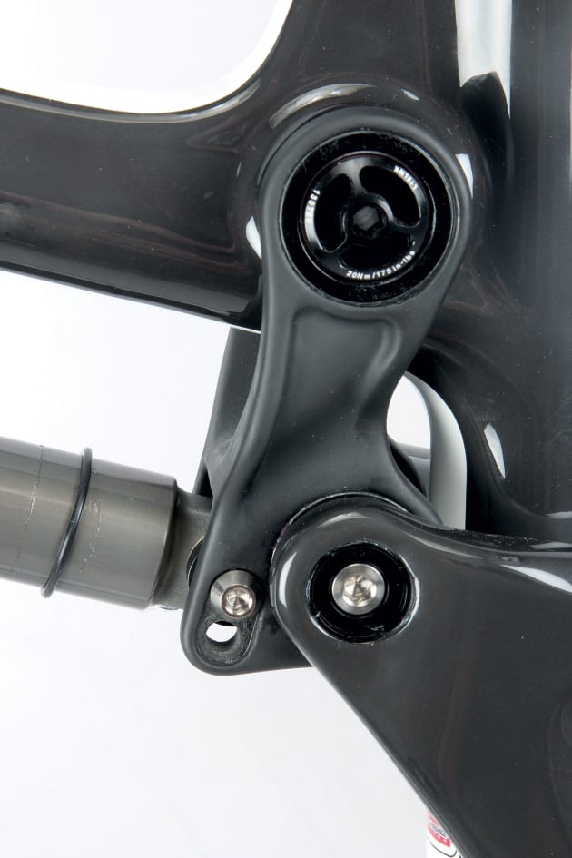 Even the upper link is made from carbon. Also note two shock mounting points; the upper one provides 130mm of travel while the other cuts it to 115mm for XC race duties.