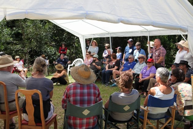 pic-3_the-crowds-gather2.jpg