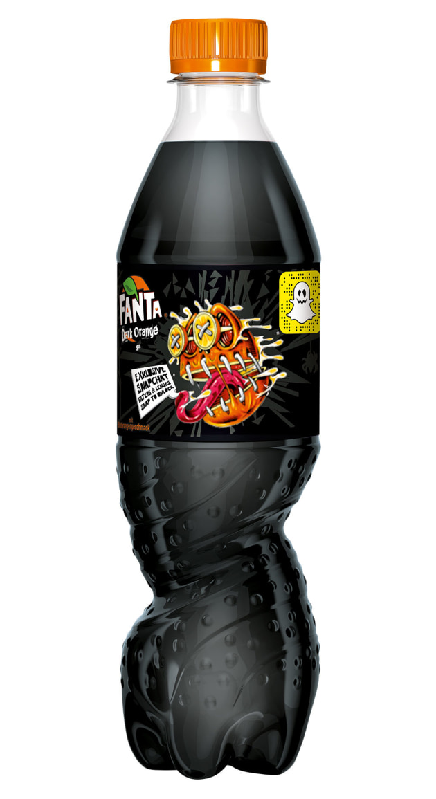 Fanta Dark Orange: The cap is still orange – the lemonade is a scary black. Photo: Coca-Cola Deutschland