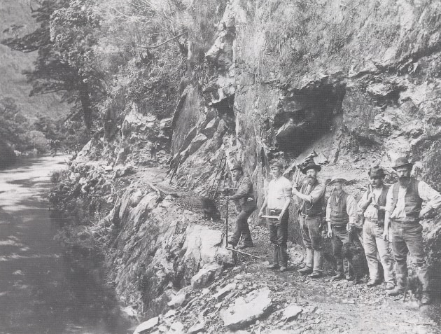 Edwin Price's gang near present swingbridge. Photo: E Govan