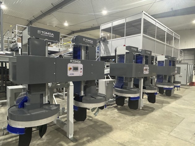 The facility has been fitted out with a 10-lane pre-grade and 10-lane commit to pack line with Tomra’s AI learning sorting equipment, LUCAI. 
Source: Legacy Packing