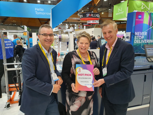 Hot Pick for labels: Sue Threlfo (centre) and David Cascarino (left) accept the award from Wayne Robinson.