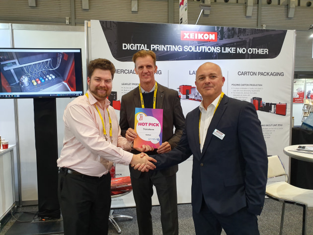 Trevor Crowley (right) and Klaus Nielsen (centre) accept the Print21 Hot Pick for Xeikon Transform.