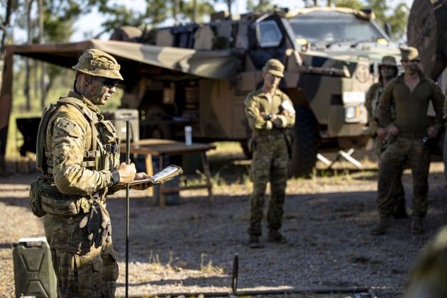 A Lieutenant from the 3rd Combat Engineer Regiment delivers orders to his platoon before a patrol on Exercise DINGO FURY at Townsville Field Training Area. (Defence)