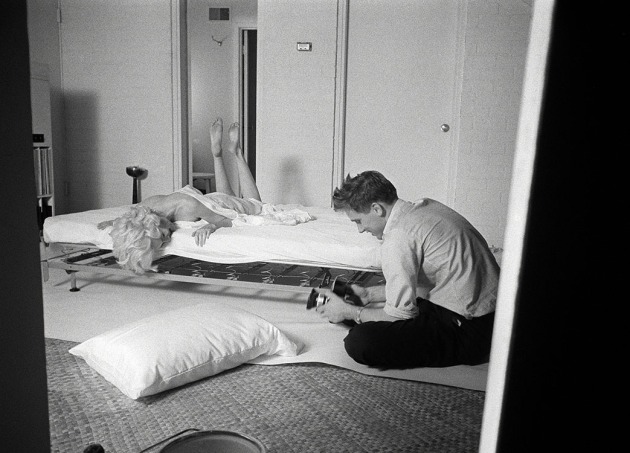 Douglas Kirkland photographing Marilyn Monroe for Look Magazine’s 25th anniversary issue. Image by Antonio Marín Segovia. Used under CC BY-NC-ND 2.0 licence.