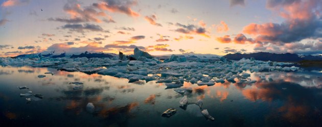 1st Place – Panorama: Icebergs by Mateusz Piesiak, Poland
“In summer the sun is above the horizon nearly all day where Vatnajökull glacier meets the Atlantic Ocean.”
Location: Iceland. Shot on iPhone 6 Plus