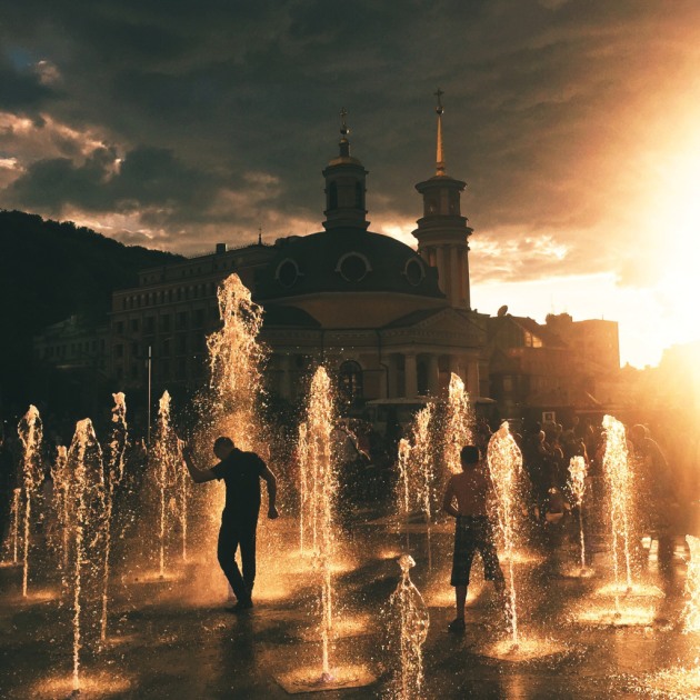 3rd Place – Sunset: Sunset vibes by Ruslan Zabulonov, Ukraine
“Children are having fun in the fountain on a hot summer day.”
Location: Ukraine, Kiev. Shot on iPhone 6