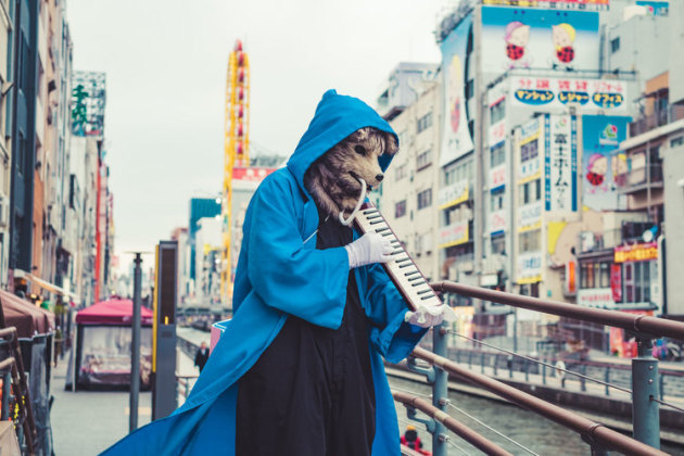 Wolf playing melodian in Dotonbori.