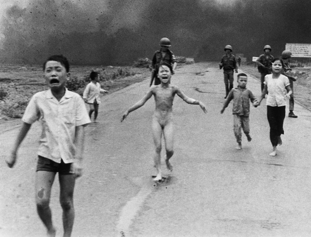 Phan Th? Kim Phúc (center) flees with other children after South Vietnamese planes mistakenly dropped napalm on South Vietnamese troops and civilians. 8 June 1972.