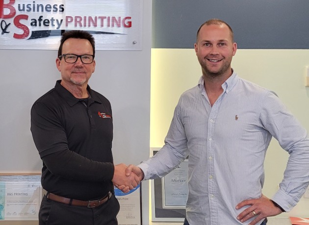 Yupo winner B&S Printing to get all expenses paid trip to Japanese Grand Prix: (l-r) Steve Dennis, B&S, with Joel, Ball & Doggett