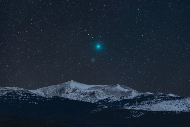 Comet and Mountain © Kevin Palmer (USA). Nikon D750 camera, iOptron Sky-Tracker mount, Nikon 180mm f/2.8 lens at 180 mm f/5, ISO 1000.