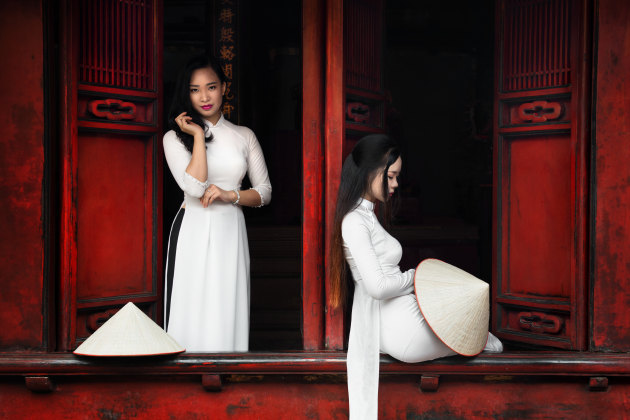 Vietnamese Girls at a Temple. Bright, white subjects read strongly against a dark background and therefore the image has an instant visual appeal. Nikon D800, 24-70mm f/2.8 lens
@ 48mm. 1/200s @ f4, ISO 400.