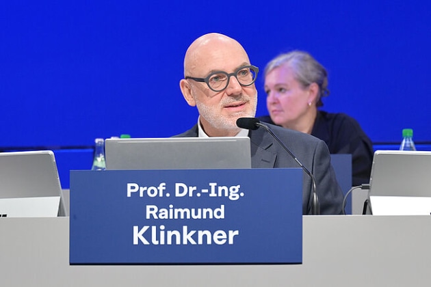 Prof Dr.-Ing. Raimund Klinkner, Chairman of the Supervisory Board, leads the 101st Annual General Meeting of Koenig & Bauer AG
