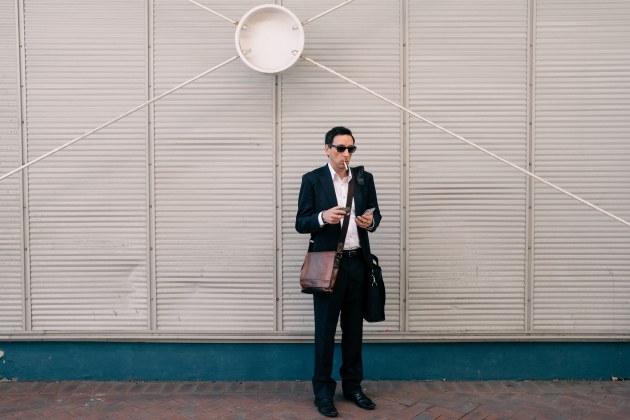 © Drew Hopper - Candid street portrait, Sydney, Australia. Fujifilm X-T2, Fujifilm 23mm f/2 @ 23mm. 1/200s @ f8, ISO 400.