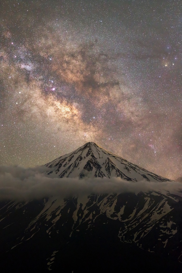 Embrace of the mountains, heart of the universe! © Majid Ghohroodi (Iran). Canon EOS 6D camera, 59 mm f/2.8 lens, ISO 6400, 4 x 10-second exposures.