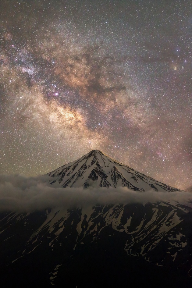 Embrace of the mountains, heart of the universe! © Majid Ghohroodi (Iran). Canon EOS 6D camera, 59 mm f/2.8 lens, ISO 6400, 4 x 10-second exposures.