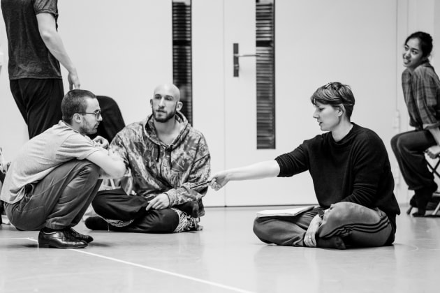 Emily Molnar (right) in the studio with NDT dancers. Photo by Sacha Grootjans.