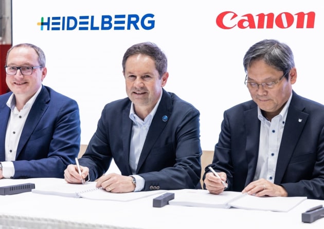 Marking a milestone in the growth strategy: Heidelberg CEO Jürgen Otto (centre), at the contract signing together with Heidelberg chief sales officer Dr David Schmedding (left), and Dave Yoshida, president & CEO of Canon Production Printing (right).