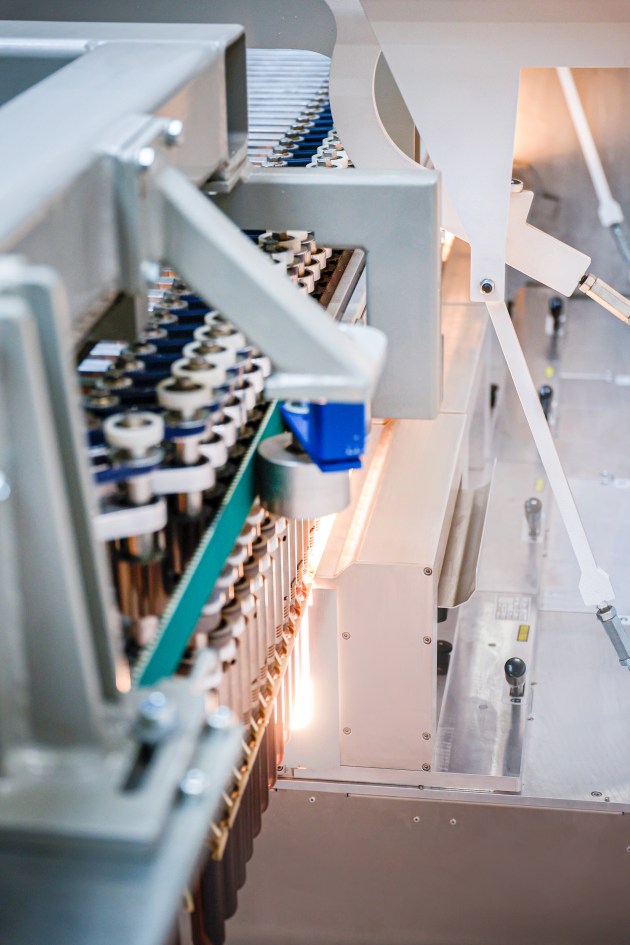 The InnoPET Blomax conveys the preforms without primary reflectors in two lanes on both sides of the lamps, enabling their energy to be applied much more effectively for heating.