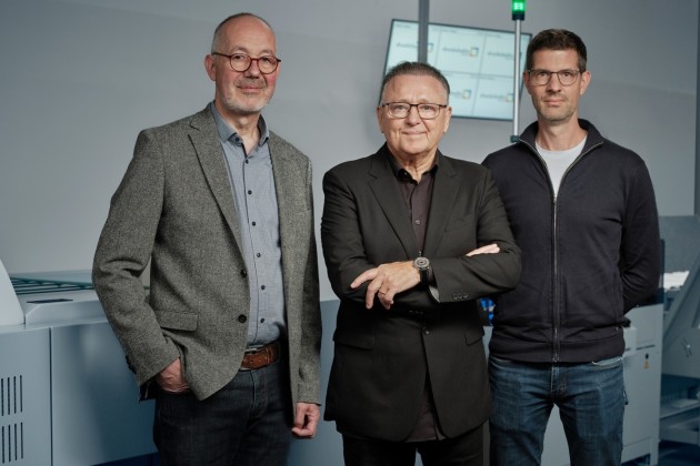 Increased efficiency and improved productivity – Druckstudio GmbH in Düsseldorf is among the pilot users of the new Compact Pallet Loader from HEIDELBERG. From left to right: Stefan Willems from the sales and customer support team at Heidelberger Druckmaschinen Vertrieb Deutschland GmbH, Werner Drechsler, founder and Managing Partner of Druckstudio GmbH, and Carsten Gronloh, Head of Premedia at Druckstudio.