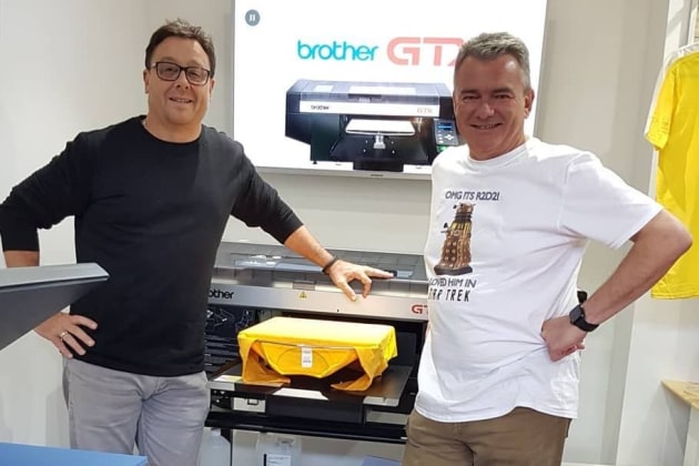 Freo T-Shirts: Stuart Endersby (r) with customer Cliff Reeve