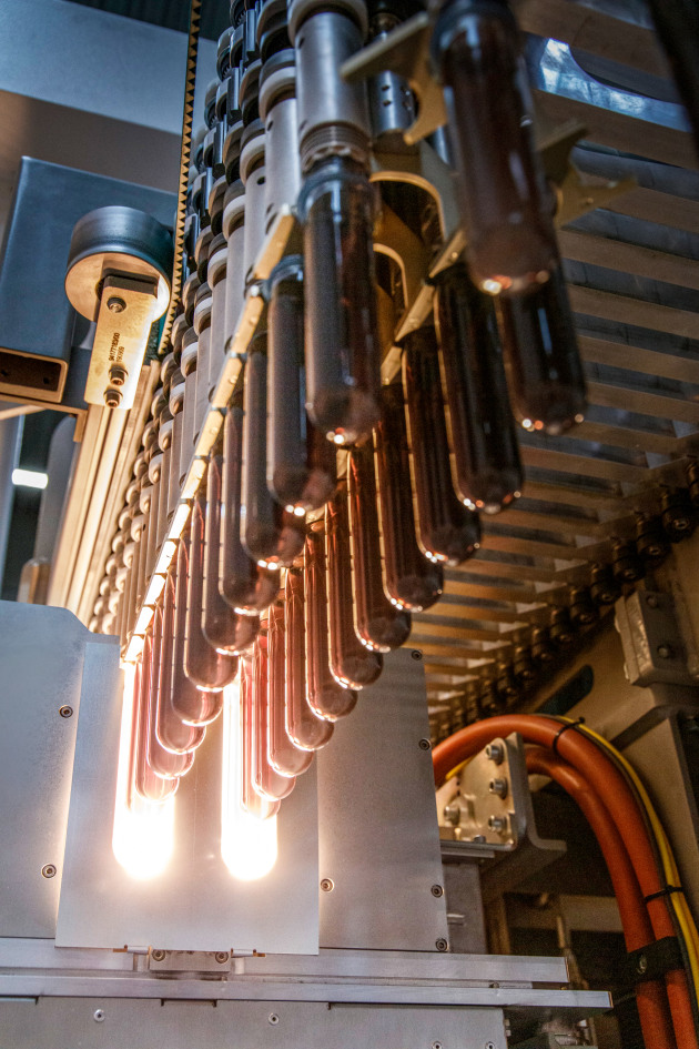 The unique Double Gate heating concept (DoGa) based on tried-and-tested, highly efficient NIR heating technology, enables up to 40% in energy costs to be saved compared to single-lane stretch blow moulders of the same capacity.