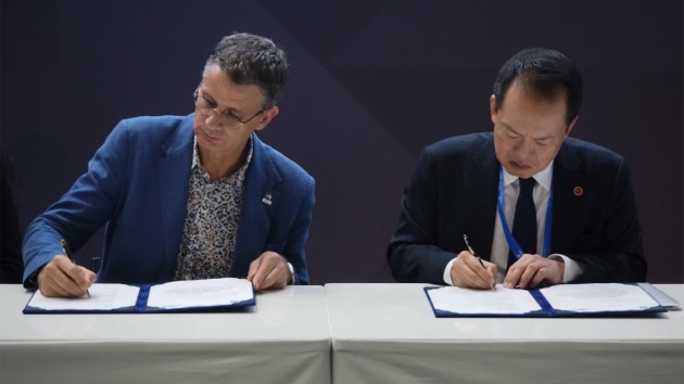 L-R: Dr Leon Scott and JBA managing director and CEO, Tetsuya Tanaka, sign the MOU.
Source: QUT
