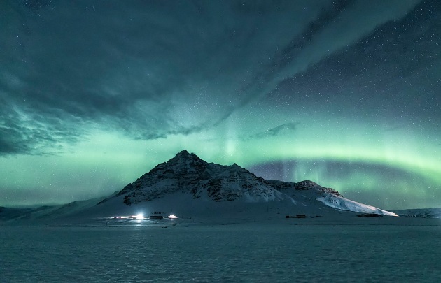 Polar © Xiuquan Zhang (China). Canon EOS 5D Mark IV camera, 14 mm f/2 lens, ISO 10000, 4-second exposure