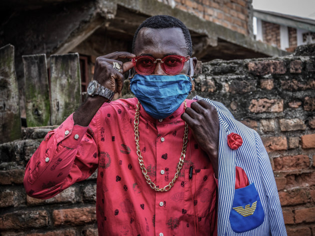 © Raissa Karama Rwizibuka for Fondation Carmignac
Bukavu, DRC, May 2020. Anglebert Maurice Kakuja, 29, a Sapeur, or Congolese dandy, shows off his fashion sense while wearing a homemade mask in the eastern Congolese city of Bukavu this week. Sapeurs take their name from the acronym for their group: SAPE, meaning Société des Ambianceurs et des Personnes Élégantes, or “elegant persons who create ambience”.