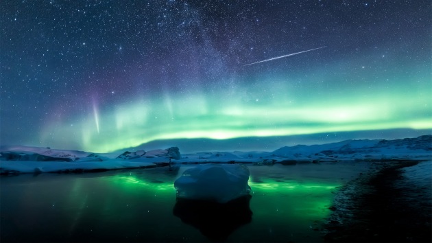 Reflections of aurorae and meteors © Angel Yu (China). Canon EOS 5D Mark IV camera, 14 mm f/1.8 lens, ISO 5000, 10-second exposure.