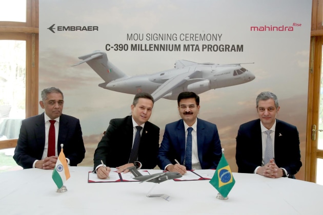 Signing ceremony between Embraer and Mahindra.
Credit: Embraer