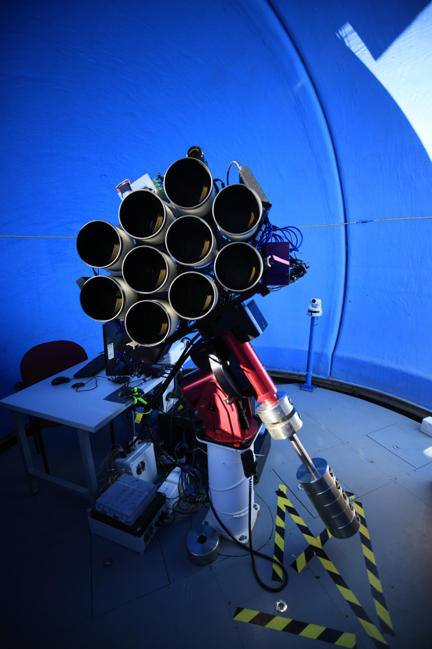 The Huntsman telescope is made up of 10 off-the-shelf 400mm f/2.8L lenses, selected for their unique nano coating. Image: Canon