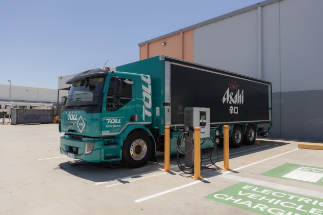 Asahi Beverages and Toll Group have launched what they describe as Australia’s largest single-location electric “route-to-market” heavy vehicle fleet, rolling out five battery-electric rigid trucks to service metropolitan beverage deliveries across Perth.