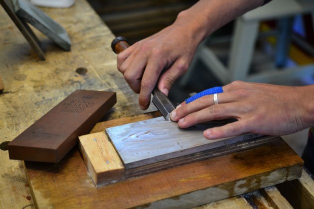 How to Sharpen a Chisel Freehand - FineWoodworking