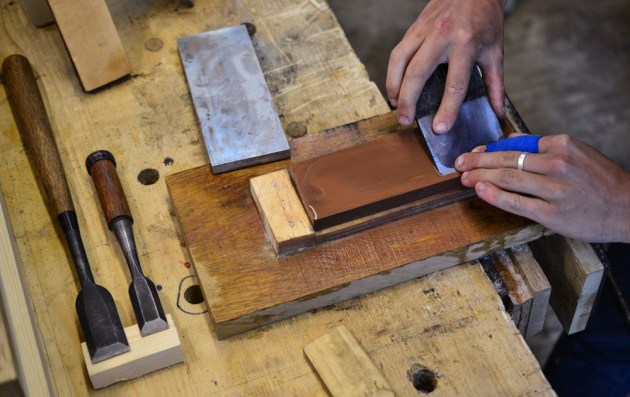 How to Sharpen a Chisel Freehand - FineWoodworking