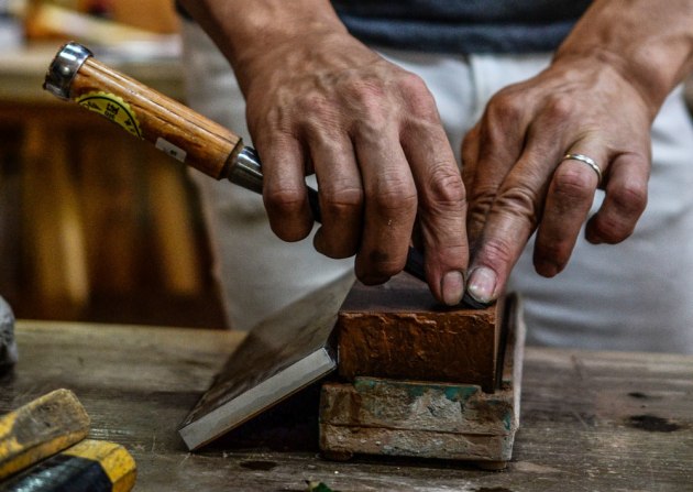 How to Sharpen a Chisel Freehand - FineWoodworking