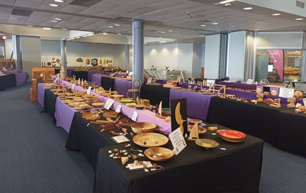 display-table-jacaranda-alan-bishop