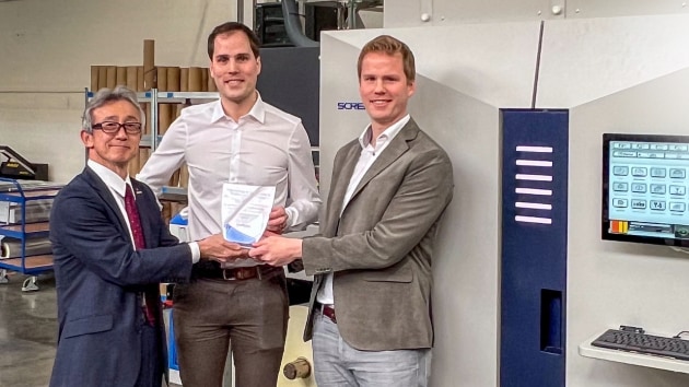 (l-r) Yukiyoshi Tanaka, president of Screen Graphic Solutions, with Digi-Paq founders Christophe and Frederik Parrein.