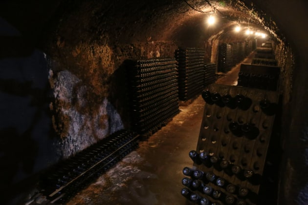 Treasury Wine Estates (TWE) has agreed to sell Seppelt to Stonier CEO and co-owner Aaron Drummond and partners, the latest step in its plan to cut its brand portfolio from 76 to fewer than 30. The deal includes the Seppelt brand, the Great Western winery and cellars, and the Drumborg vineyard. No price was disclosed.