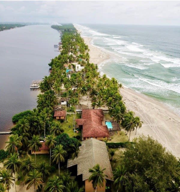 Presqu’île d’Assinie entre lagune et océan Atlantique en Côte d’Ivoire