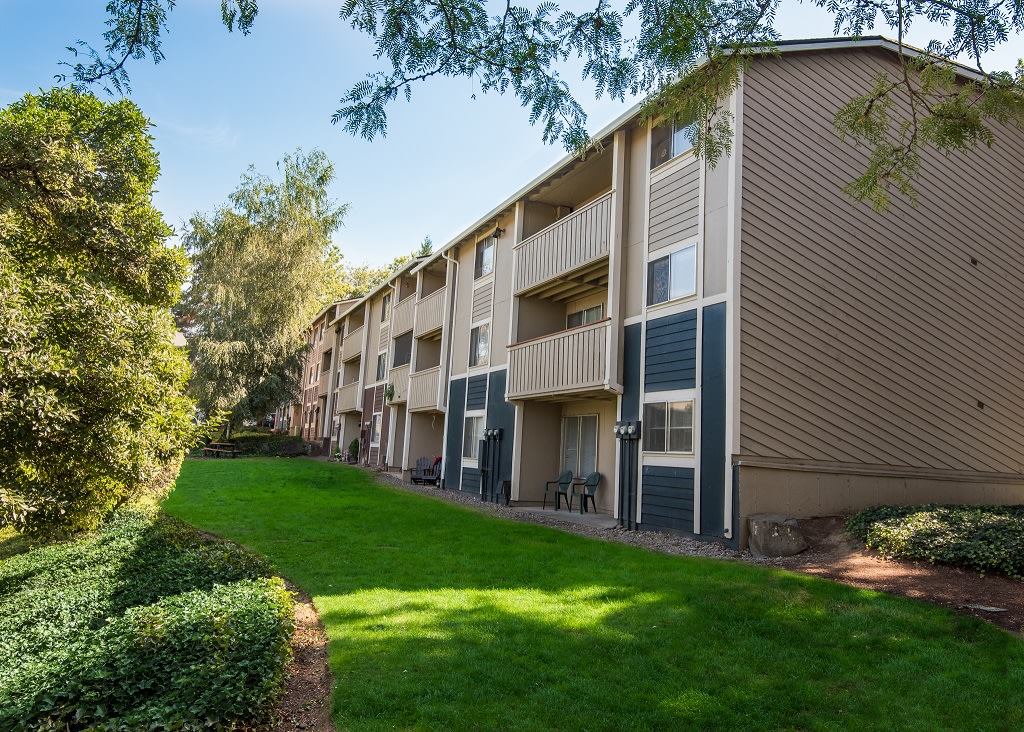 Rolling Hills Apartments in Tualatin, OR