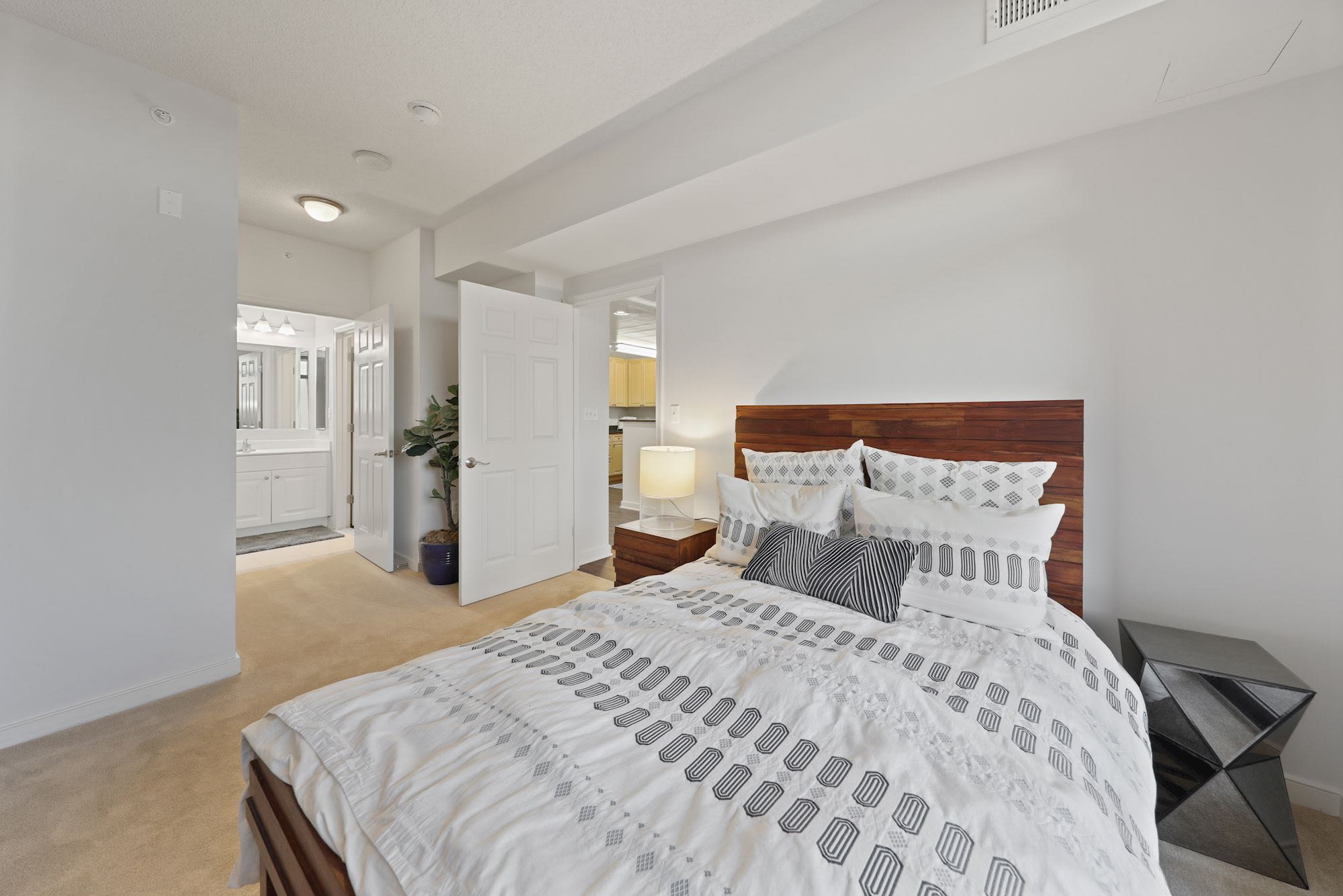 Photos and Video of Wentworth House Apartments in North Bethesda, MD