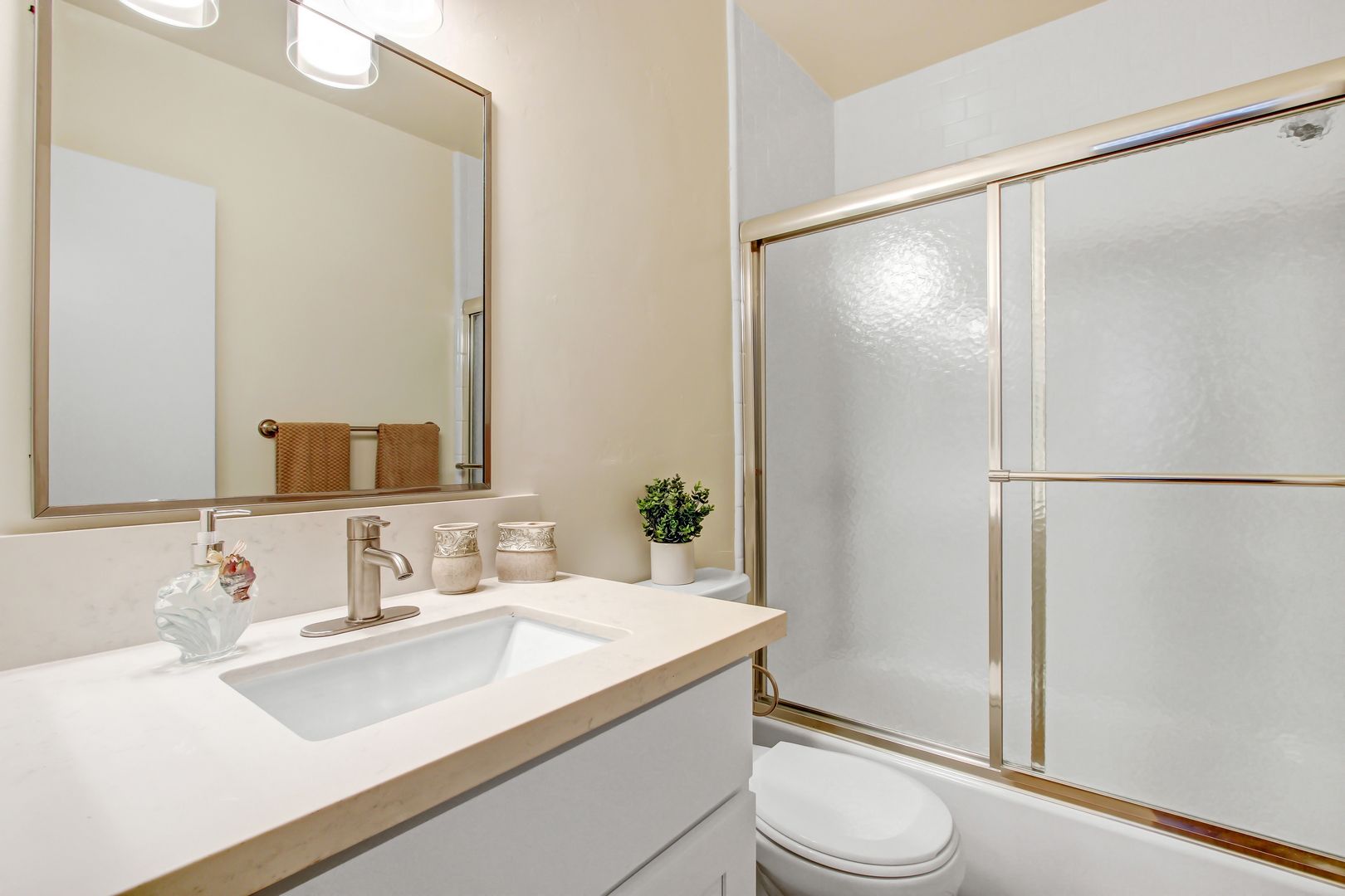 Photos and Video of De Soto Valley Apartments in Canoga Park, CA