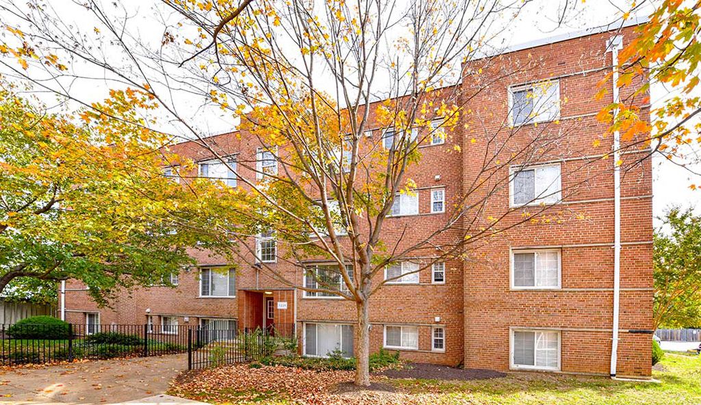 Alexandria, VA Apartments The Fields of Old Town Photos