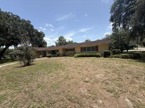 Property photo: 1015 E Mann Rd