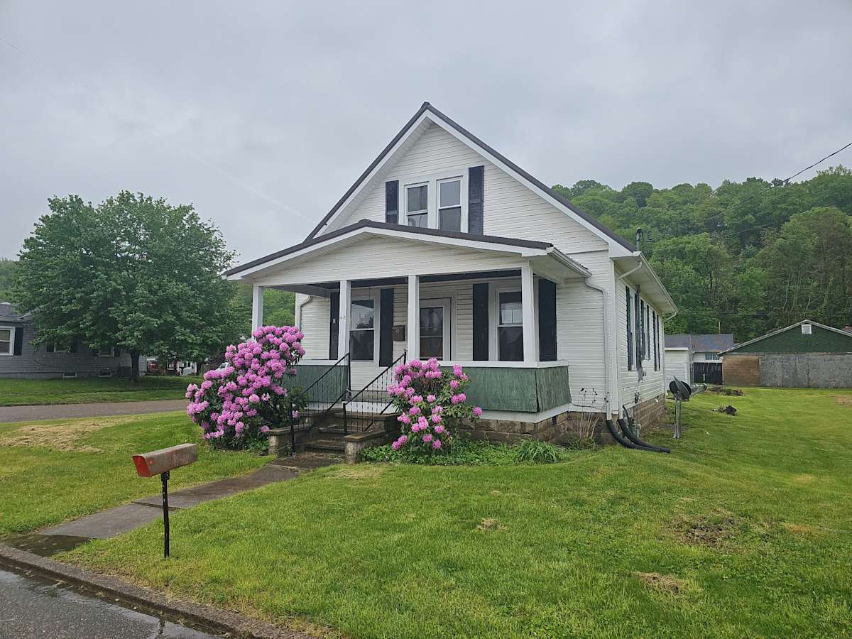 Property photo: 412 6TH St