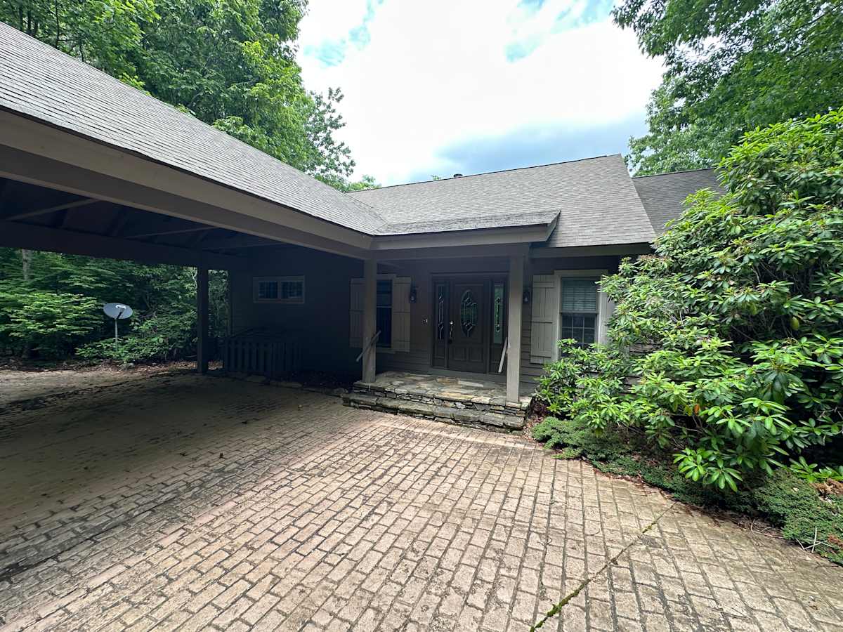 Property photo: 880 W Rochester Dr