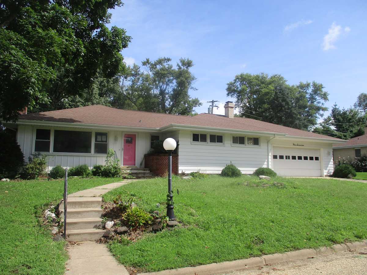 Property photo: 917 Lawndale Ave