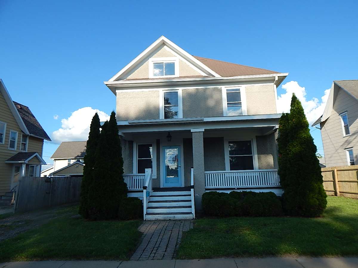 Property photo: 205 N 5TH St
